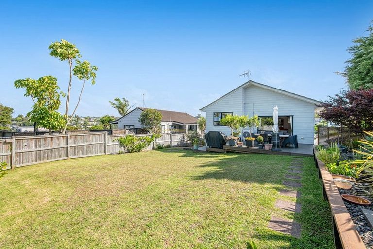 Photo of property in 17 Leiden Place, Totara Vale, Auckland, 0629