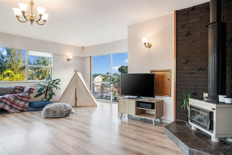 Photo of property in 14 Jonathan Place, Sunnynook, Auckland, 0620