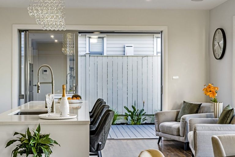 Photo of property in 33 Te Oneroa Way, Long Bay, Auckland, 0630