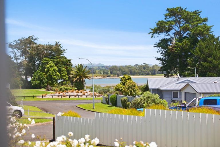 Photo of property in 6 Vela Place, Clarks Beach, 2122