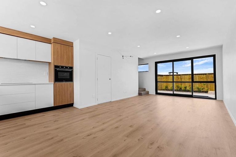 Photo of property in 36 Taipahitini Road, Rosehill, 2113