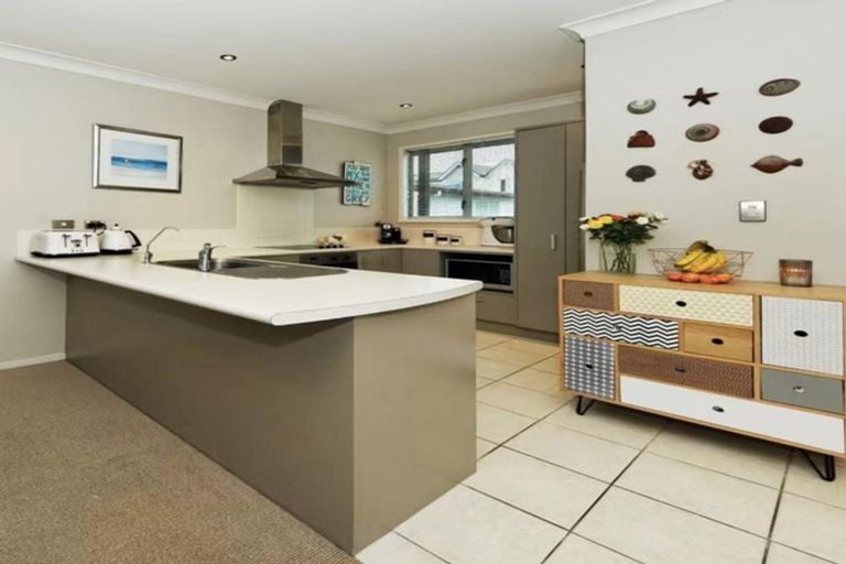 Photo of property in 9l Clearwater Cove, West Harbour, Auckland, 0618