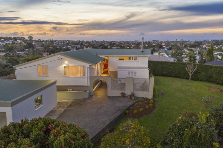 Photo of property in 12 Ross Avenue, Glenfield, Auckland, 0629