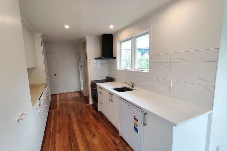 Photo of property in 5 Juniper Road, Sunnynook, Auckland, 0620