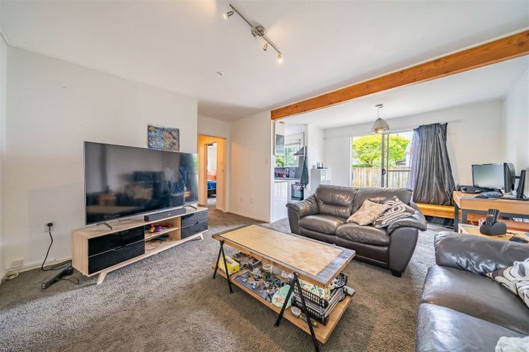 Photo of property in 2/19 Pirie Crescent, Moera, Lower Hutt, 5010