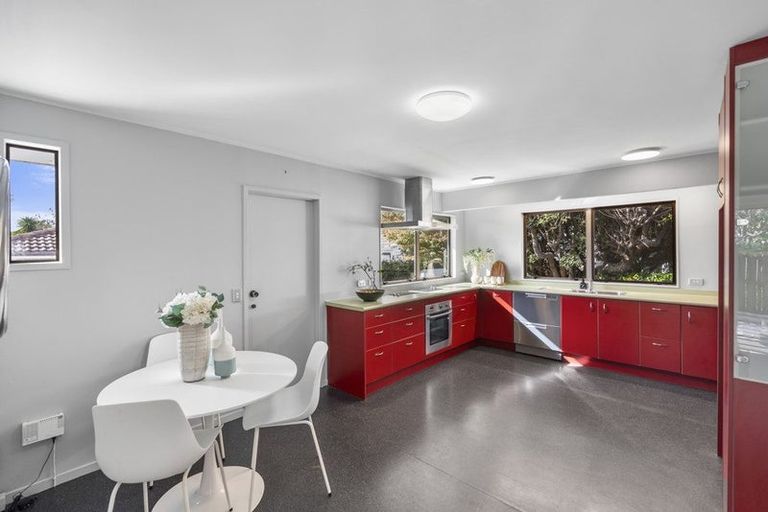 Photo of property in 2/5 Hanlon Crescent, Narrow Neck, Auckland, 0624