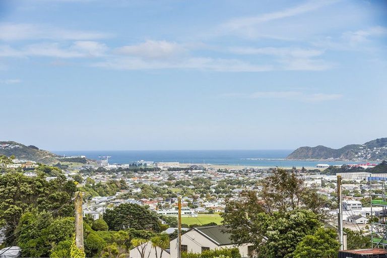 Photo of property in 156 Nevay Road, Karaka Bays, Wellington, 6022