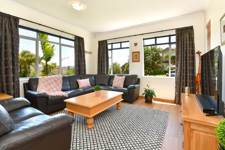 Photo of property in 10 Seamount Drive, Red Beach, 0932