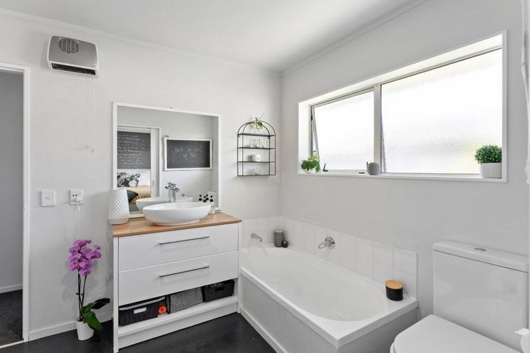 Photo of property in 5a Hemi Street, Waikanae, 5036