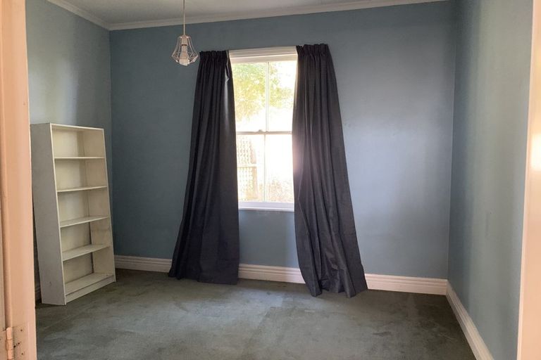 Photo of property in 25 Sutherland Crescent, Melrose, Wellington, 6023