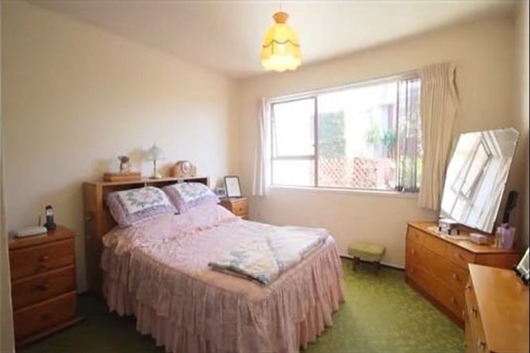 Photo of property in 1/4 Lydford Place, Glendene, Auckland, 0602