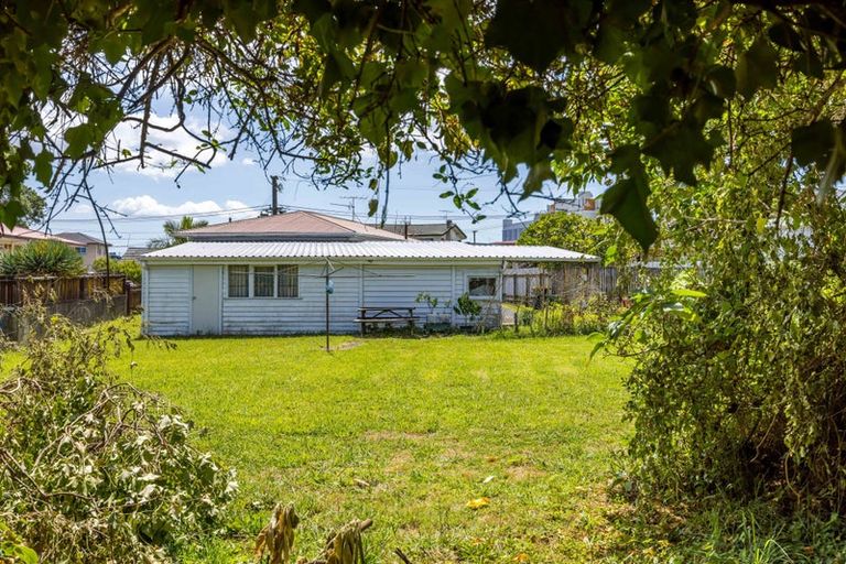 Photo of property in 2 Lansdown Avenue, Papatoetoe, Auckland, 2025