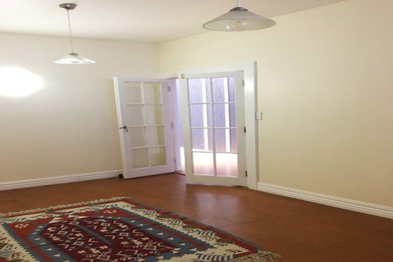 Photo of property in 90 Bridge Street, Eltham, 4322