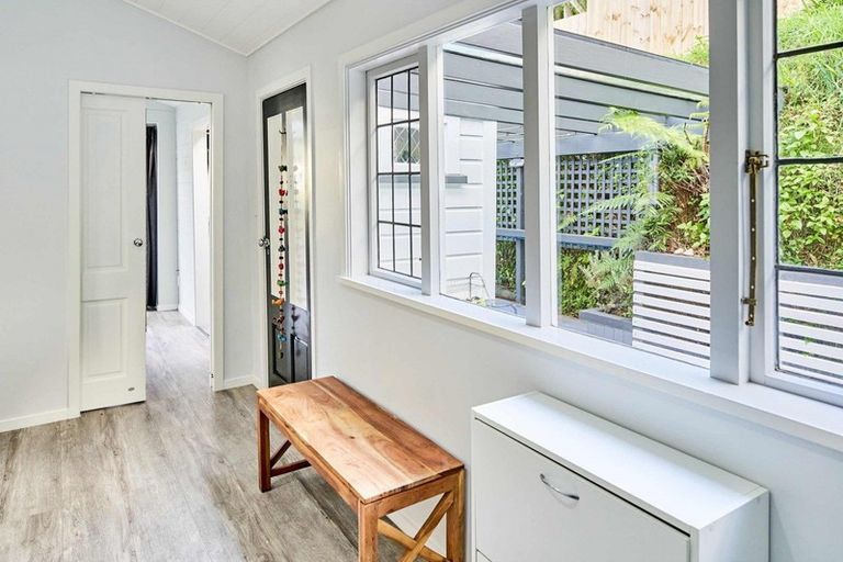 Photo of property in 28 Seaview Road, Paremata, Porirua, 5024