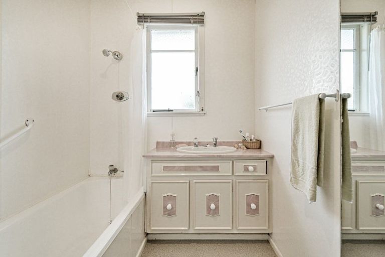 Photo of property in 110 Warwick Road, Mayfair, Hastings, 4122