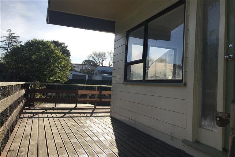 Photo of property in 8 Fitzherbert Avenue, West Harbour, Auckland, 0618