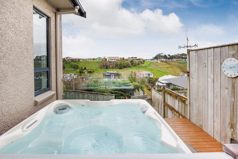 Photo of property in 7 Vaucluse Heights, Fitzherbert, Palmerston North, 4410