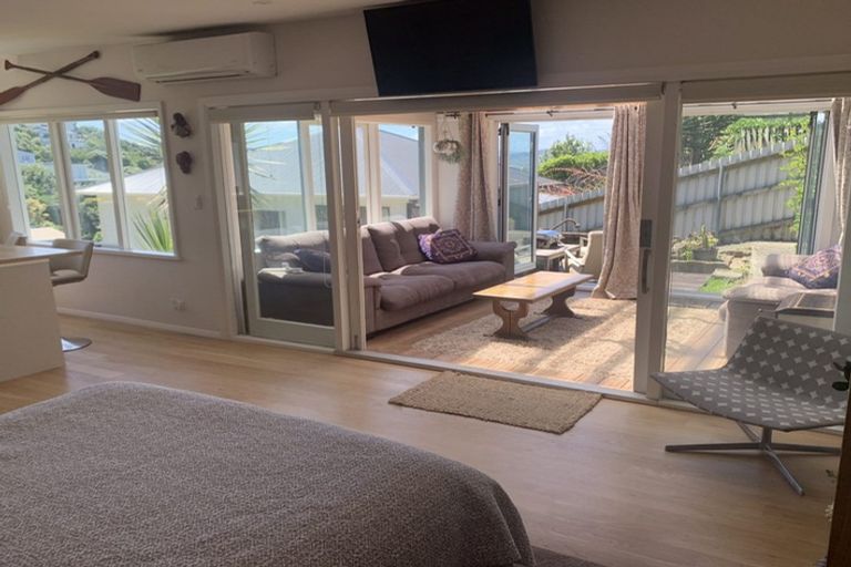 Photo of property in 25 Hungerford Road, Lyall Bay, Wellington, 6022