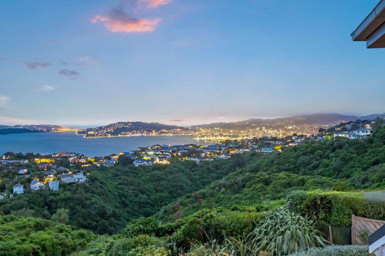 Photo of property in 42 Gurkha Crescent, Khandallah, Wellington, 6035