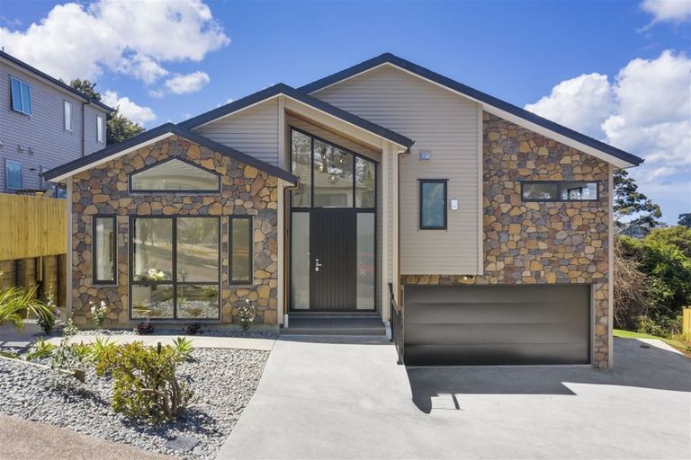 Photo of property in 24 Lorikeet Place, Unsworth Heights, Auckland, 0632