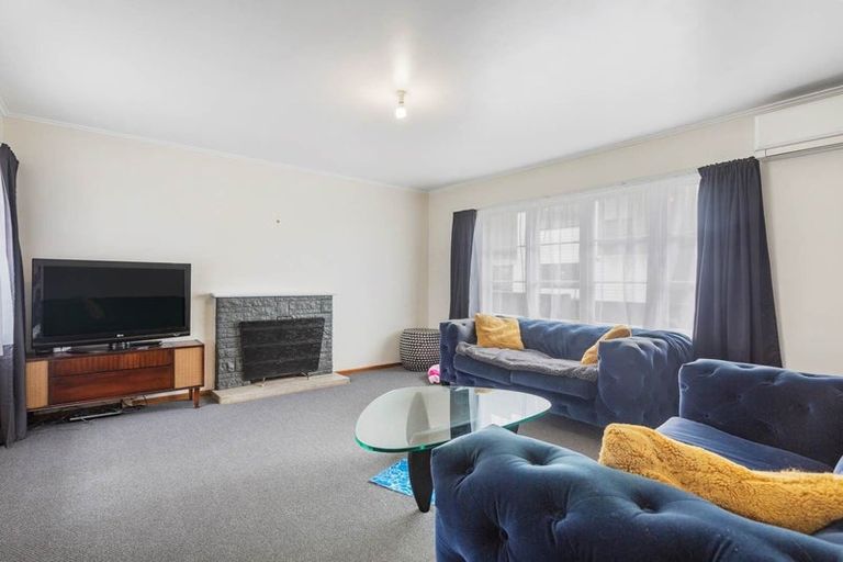 Photo of property in 19 Vodanovich Road, Te Atatu South, Auckland, 0610