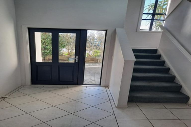 Photo of property in 8 Forbes Lane, Newlands, Wellington, 6037