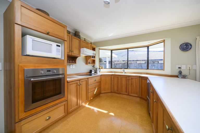 Photo of property in 16 Durham Crescent, Palmerston North, 4414