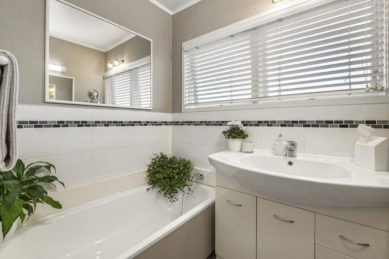 Photo of property in 26 Holdaway Avenue, Northcote, Auckland, 0627