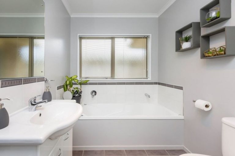 Photo of property in 33 Evergreen Crescent, Trentham, Upper Hutt, 5018