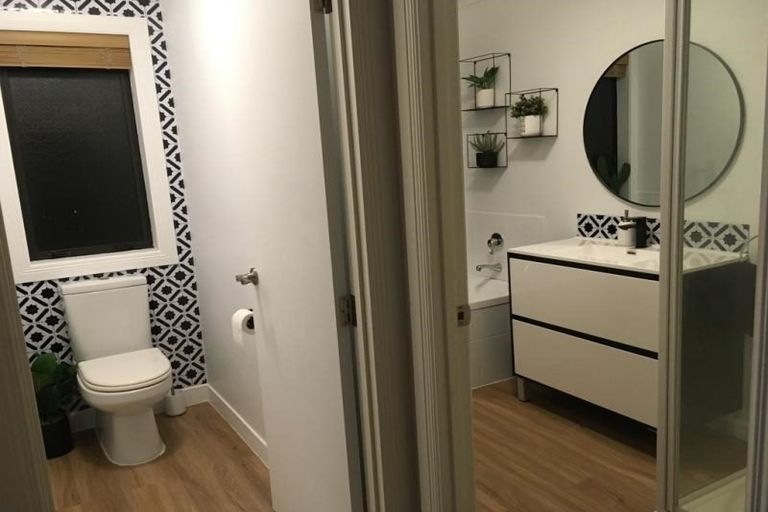 Photo of property in 463 Waitakere Road, Taupaki, Henderson, 0782