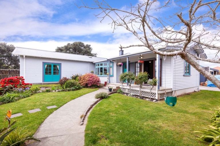 Photo of property in 39 Waiwaka Terrace, Strandon, New Plymouth, 4312