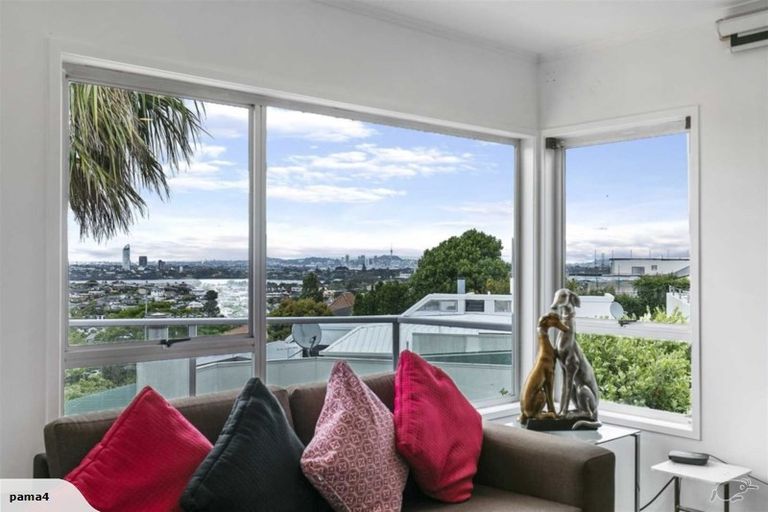 Photo of property in 3/1a Castor Bay Road, Castor Bay, Auckland, 0620