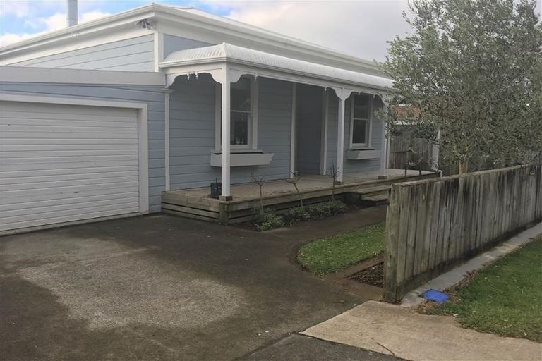 Photo of property in 14 Carrington Street, Inglewood, 4330