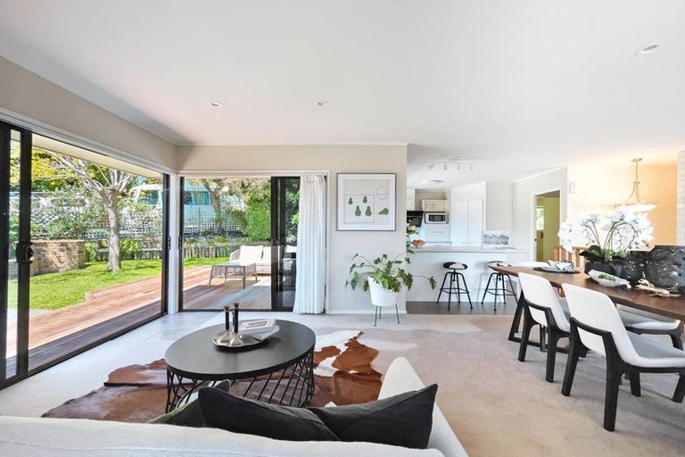 Photo of property in 16 Trevone Place, Forrest Hill, Auckland, 0620