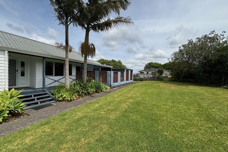 Photo of property in 1 Gosford Drive, Botany Downs, Auckland, 2010