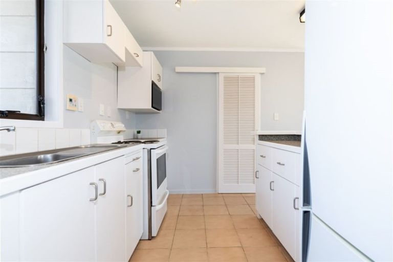 Photo of property in 2/8 Shakespeare Road, Milford, Auckland, 0620