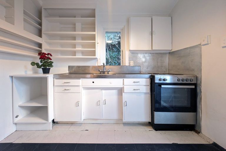 Photo of property in 26 Cave Road, Houghton Bay, Wellington, 6023