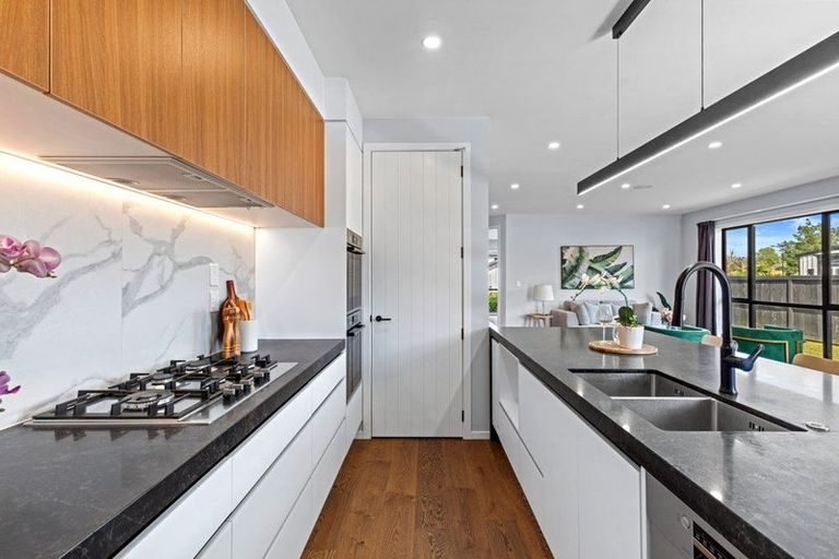 Photo of property in 18 Madden Avenue, Kumeu, 0810