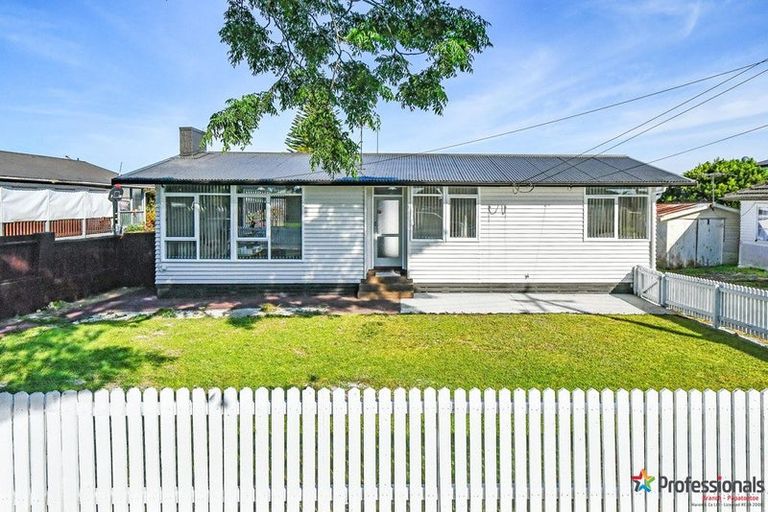 Photo of property in 1/2 Kent Road, Manurewa, Auckland, 2102