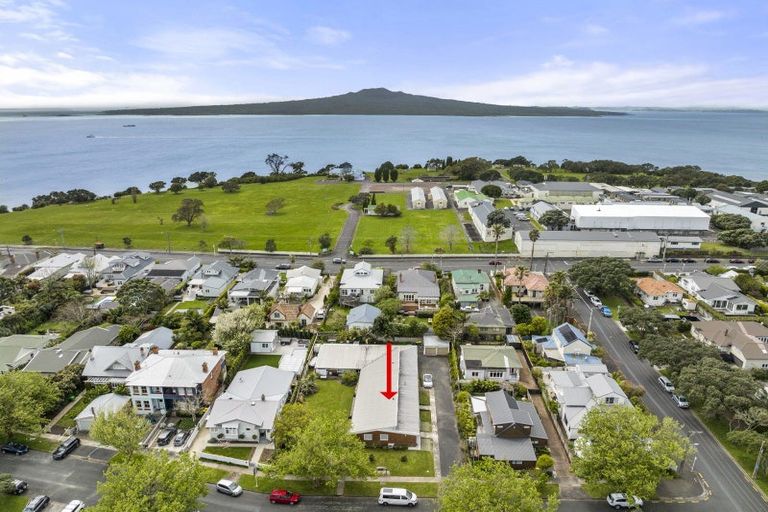 Photo of property in 2/6 North Avenue, Narrow Neck, Auckland, 0624
