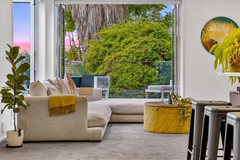 Photo of property in 11 Landvale Court, Browns Bay, Auckland, 0630