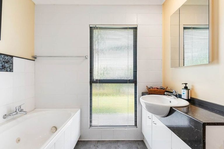 Photo of property in 20 John Downs Drive, Browns Bay, Auckland, 0630