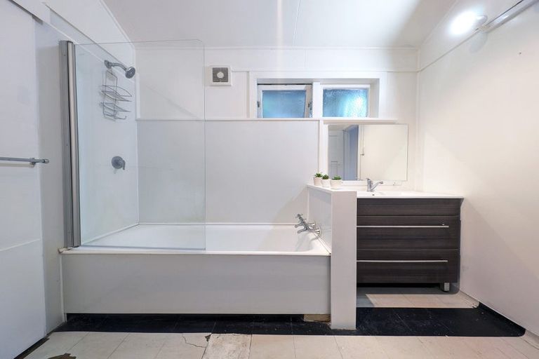 Photo of property in 26 Cave Road, Houghton Bay, Wellington, 6023