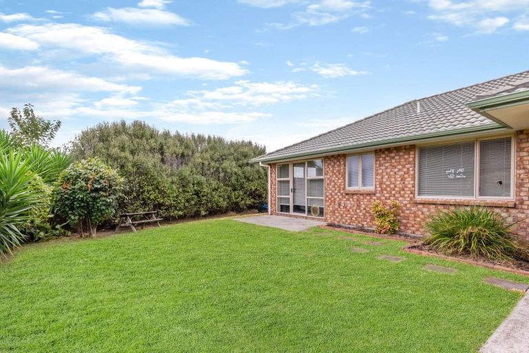 Photo of property in 15 Breaker Grove, Waiuku, 2123