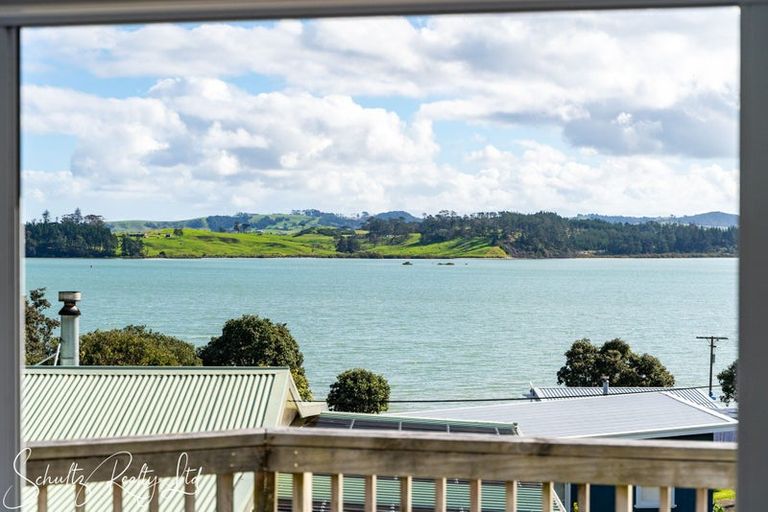 Photo of property in 10 Oxford Street, Whakapirau, Maungaturoto, 0583