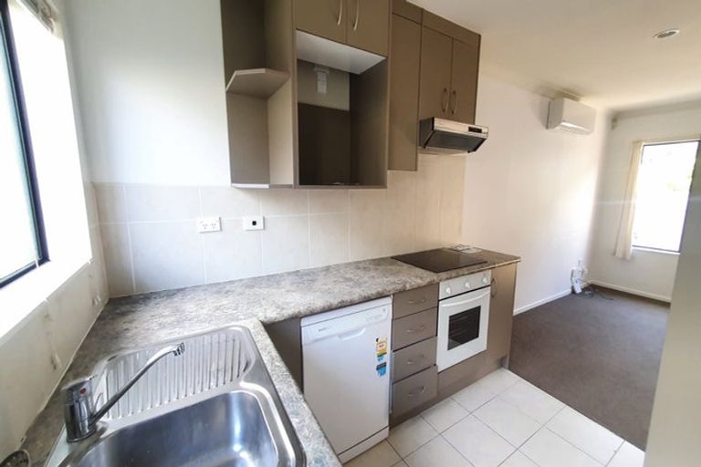 Photo of property in 33 Claverdon Drive, Massey, Auckland, 0614