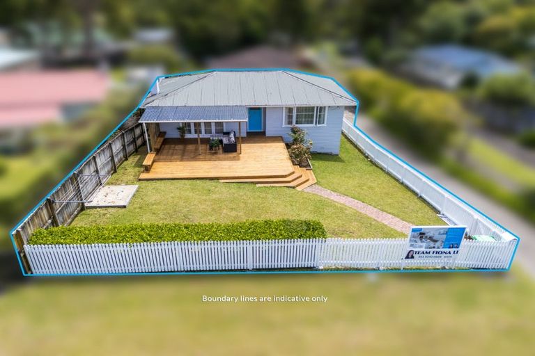 Photo of property in 52 Woodside Road, Massey, Auckland, 0614