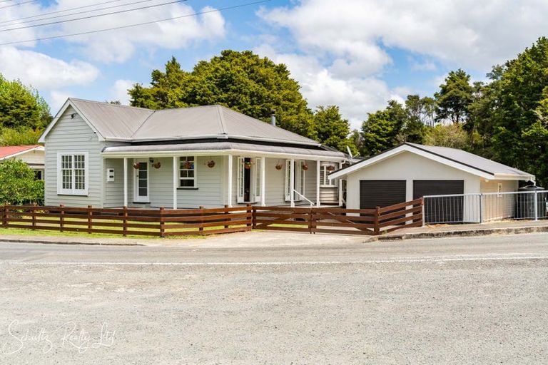 Photo of property in 17 Franklin Road, Paparoa, 0571