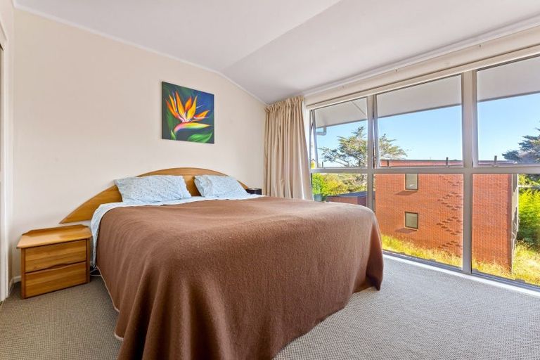 Photo of property in 11 Springbank Lane, Te Atatu Peninsula, Auckland, 0610