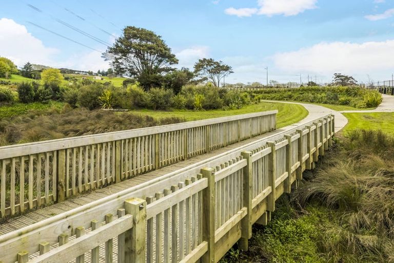 Photo of property in 1 Whawhaki Lane, Kumeu, 0810